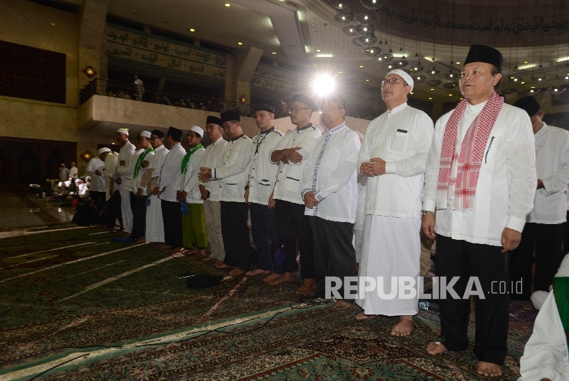 Wakil Ketua MPR Hidayat Nur Wahid (kanan) bersama Menteri Agama Lukman Hakim Saifuddin (kedua kanan) mengikuti Dzikir Nasional Republika 2016 di Masjid Agung At-tin untuk mengikuti Dzikir Nasional 2016, Jakarta, Sabtu (31/12).Republika/Raisan Al Farisi
