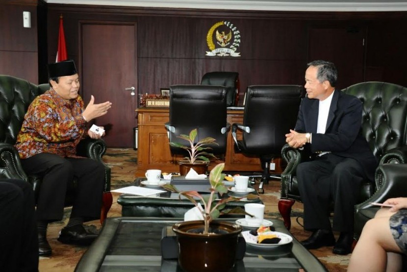 Wakil Ketua MPR Hidayat Nur Wahid (kiri).