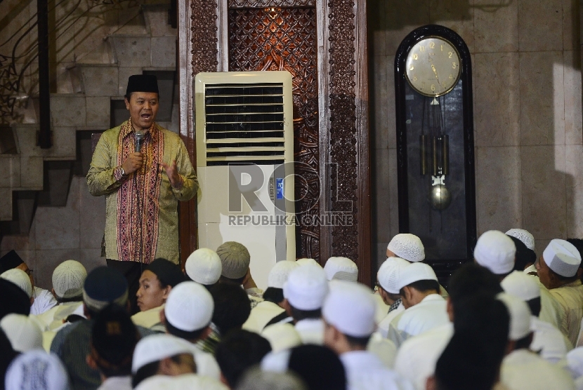   Wakil Ketua MPR Hidayat Nur Wahid memberikan ceramahnya saat acara Dzikir Nasional 2015 di Masjid At-Tin, Jakarta Timu, Kamis (31/12). (Republika/Raisan Al Farisi)