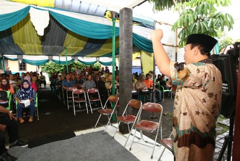 Wakil Ketua MPR, Hidayat Nur Wahid, memberikan ceramah dalam pertemuan dengan saat bertemu warga Kelurahan Kelapa Dua, Kecamatan Kebon Jeruk, Jakarta, Ahad (23/10).