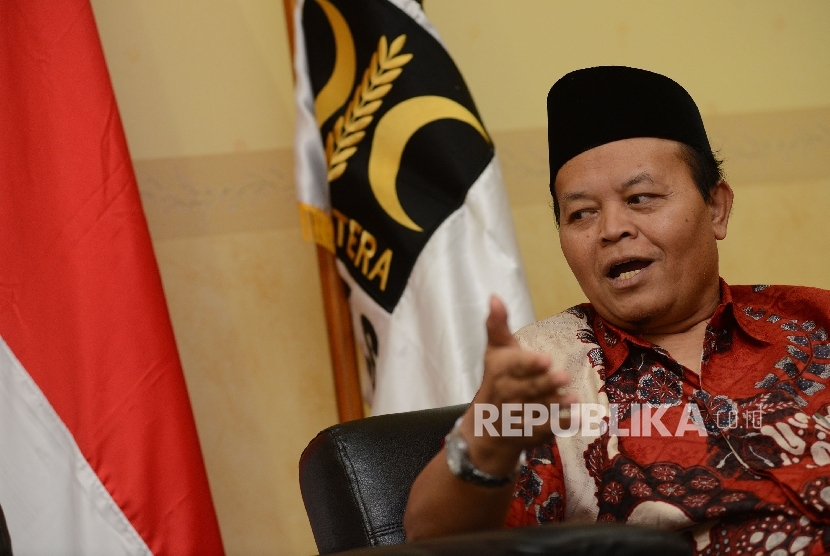  Wakil Ketua MPR Hidayat Nur Wahid memberikan pemaparan saat berbincang dengan Wakil Pemimpin Redaksi Harian Republika Hur Hasan Murtiaji di Kantor DPP PKS, Jakarta, Rabu (14/14).