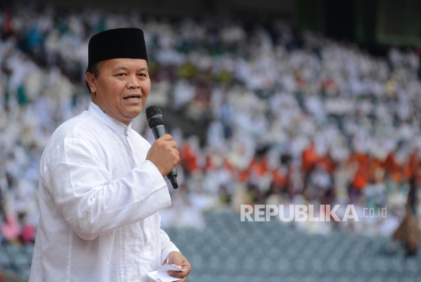 Wakil Ketua MPR Hidayat Nur Wahid memberikan pidato dalam acara Tasyakur Akbar Milad ke-35 tahun Badan Kontak Majelis Taklim (BKMT) yang diadakan di Gelora Bung Karno, Jakarta, Sabtu (12/3).