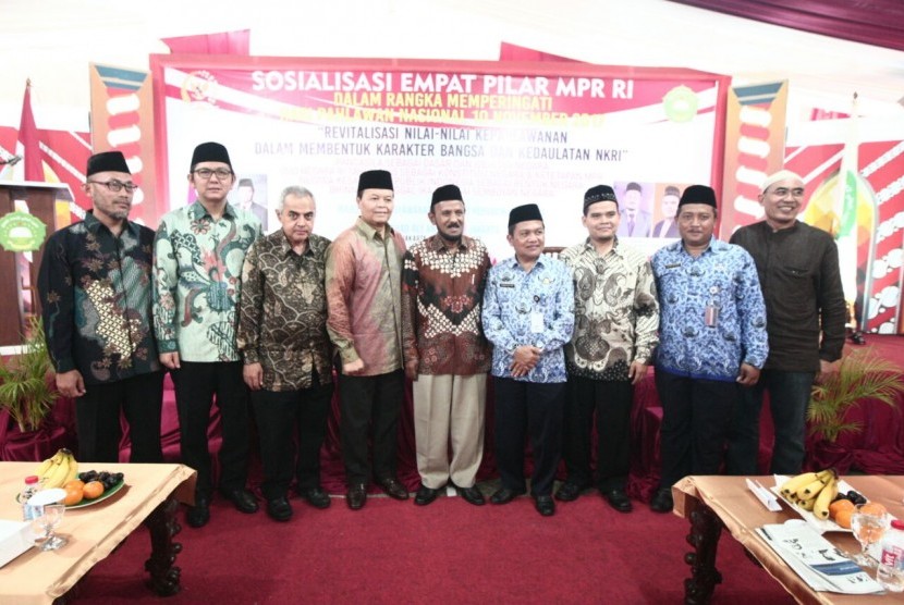  Wakil Ketua MPR Hidayat Nur Wahid memberikan sosialisasi Empat Pilar kepada ratusan mahasiswa Mahad Aly An Nuaimy, Kebayoran Lama, Jakarta, (10/11). 