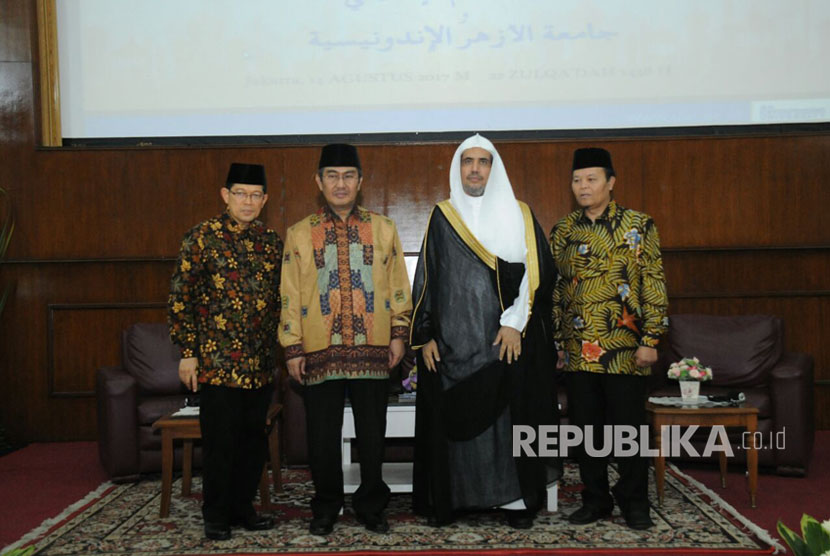 Wakil Ketua MPR Hidayat Nur Wahid membuka seminar internasional bertema Peran Perguruan Tinggi dalam Penguatan Pemikiran Islam Moderat di Universitas Al Azhar Indonesia (UAI), Jakarta, Senin (14/8).