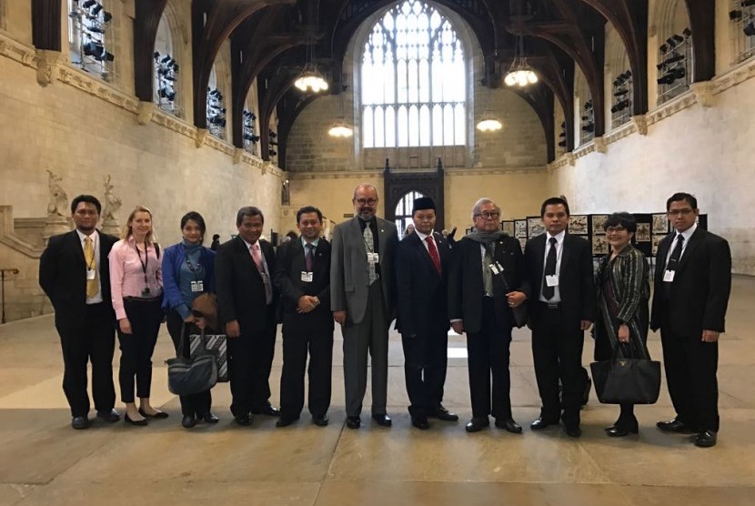 Wakil Ketua MPR Hidayat Nur Wahid memimpin delegasi Parlemen Indonesia dalam kunjungan kerjanya ke Parlemen Inggris, Rabu (29/3), Westminister Hall, Inggris.