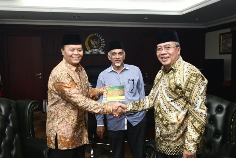 Wakil Ketua MPR Hidayat Nur Wahid menerima Dewan Dakwah Islamiyah Indonesia (DDII) di ruang kerja, Gedung Nusantara III Komplek Parlemen, Selasa (21/3). 