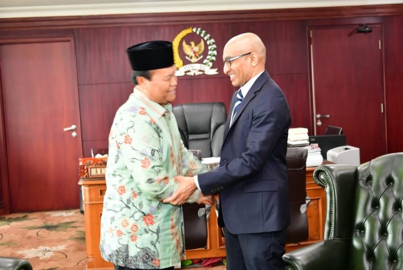 Wakil Ketua MPR Hidayat Nur Wahid menerima kunjungan Duta Besar Singapura untuk Indonesia Ali Kumar Nayar, Jumat (6/9). 