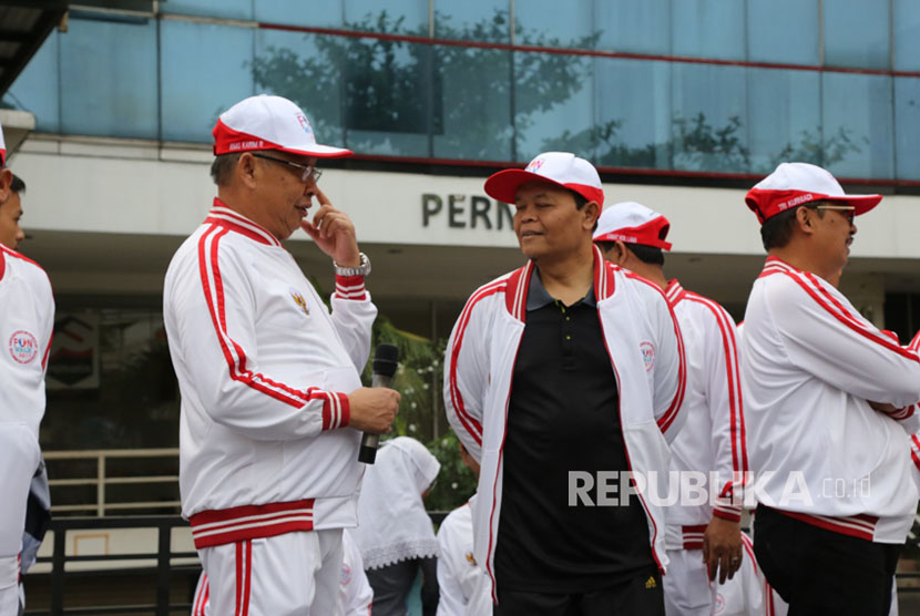 Wakil Ketua MPR Hidayat Nur Wahid menghadiri kegiatan Kebayoran Lama Fun Walk di Jakarta, Ahad (10/9).