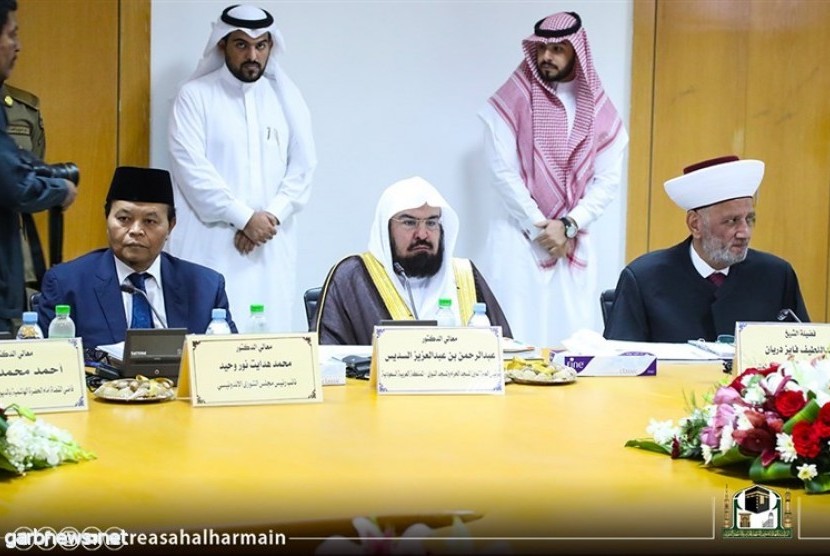 Wakil Ketua MPR Hidayat Nur Wahid menghadiri pertemuan Majelis Liga Islam.