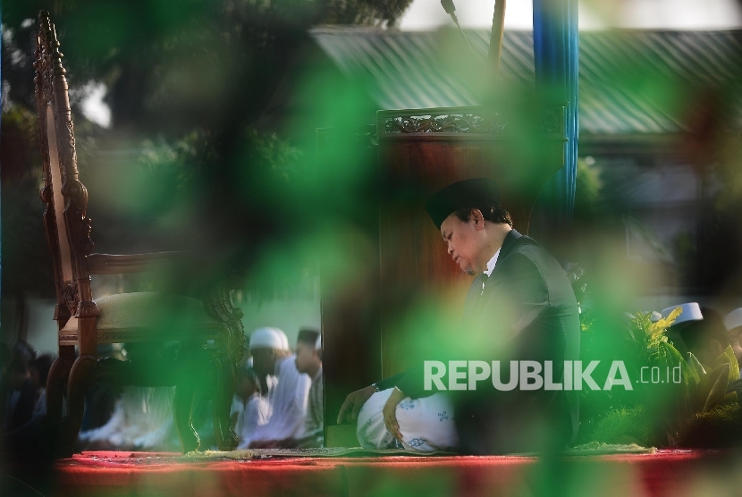 Wakil Ketua MPR, Hidayat Nur Wahid menjadi Imam Shalat Idul Adha di Lapangan TNI Yon Zikon 14, Jakarta, Kamis (24/9). 