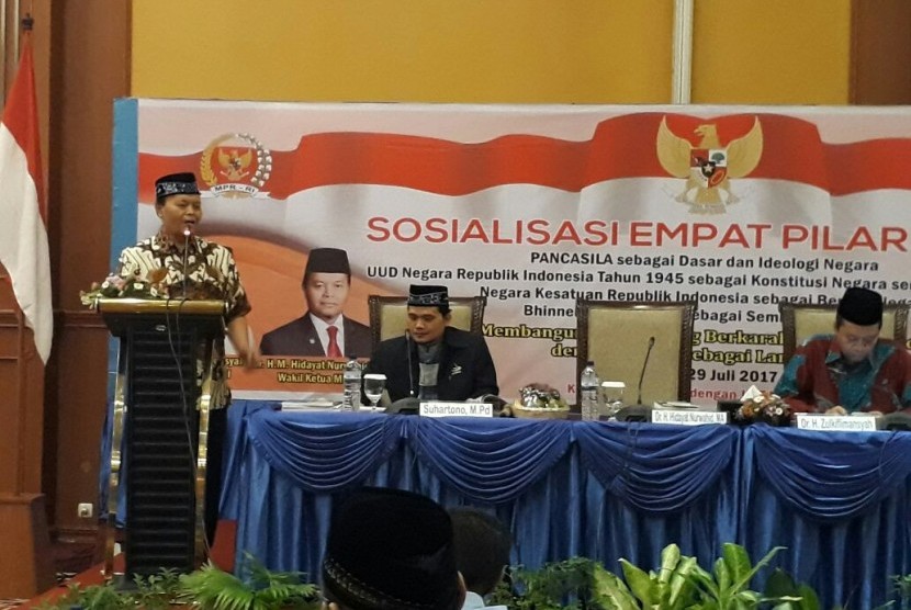 Wakil Ketua MPR Hidayat Nur Wahid menyampaikan sosialisasi empat pilar MPR di Hotel Lombok Raya, Mataram, Sabtu (29/7). Sosialiasi empat pilar MPR terselenggara atas kerjasama MPR RI dengan Jaringan Sekolah Islam Terpadu (JSIT).