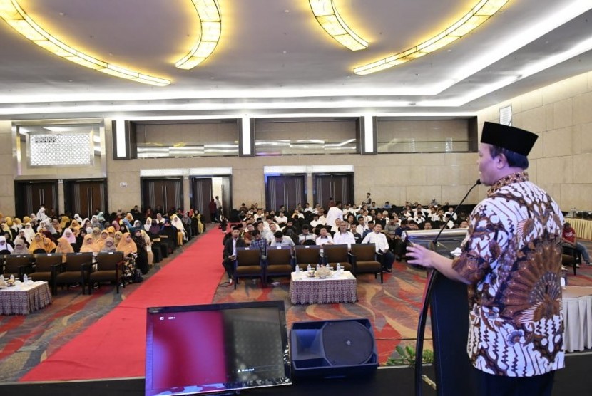 Wakil Ketua MPR Hidayat Nur Wahid saat memberi Sosialisasi Empat Pilar kepada ratusan anggota dan pengurus GENPRO Sulawesi Selatan, Makassar, (15/9).
