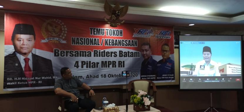 Wakil Ketua MPR Hidayat Nur Wahid secara daring menyampaikan sosialisasi Empat Pilar MPR  dalam kegiatan Temu Tokoh Nasional/Kebangsaan. 