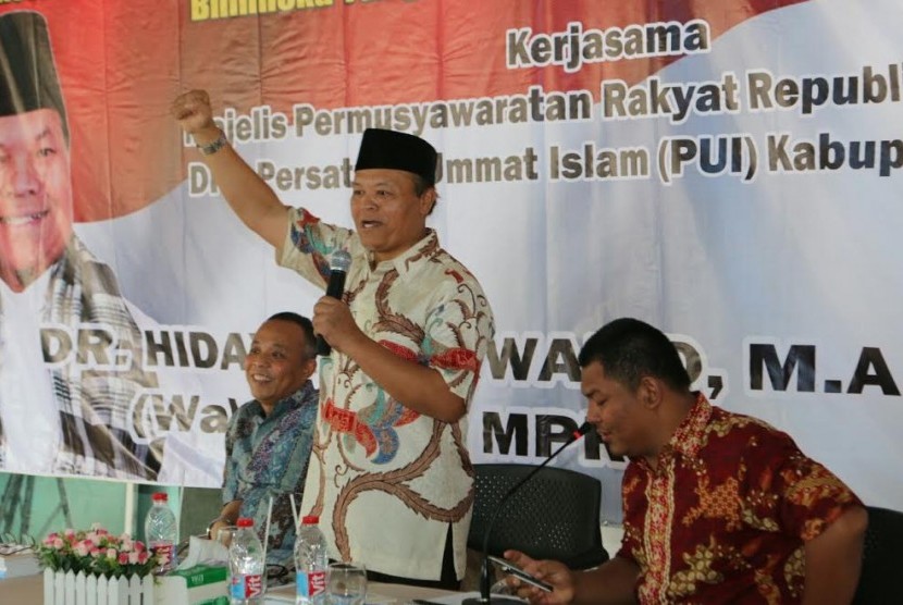  Wakil Ketua MPR Hidayat Nur Wahid (tengah).