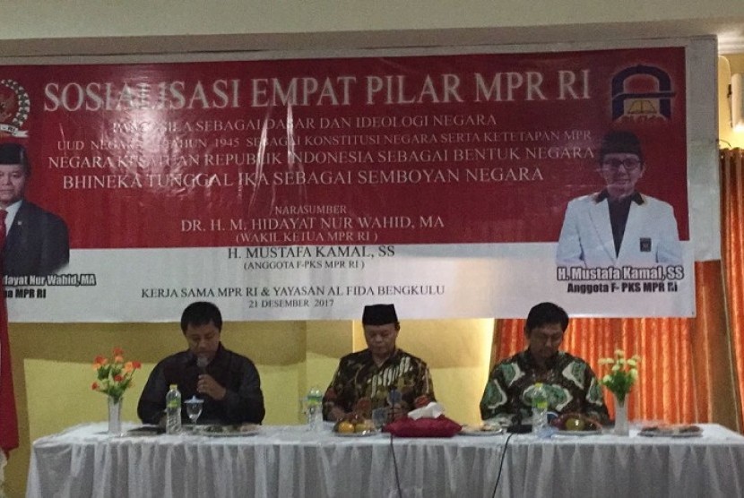 Wakil Ketua MPR Hidayat Nur Wahid (tengah) saat melakukan sosialisasi empat pilar di Yayasan Alfida, Bengkulu, Kamis (21/12).