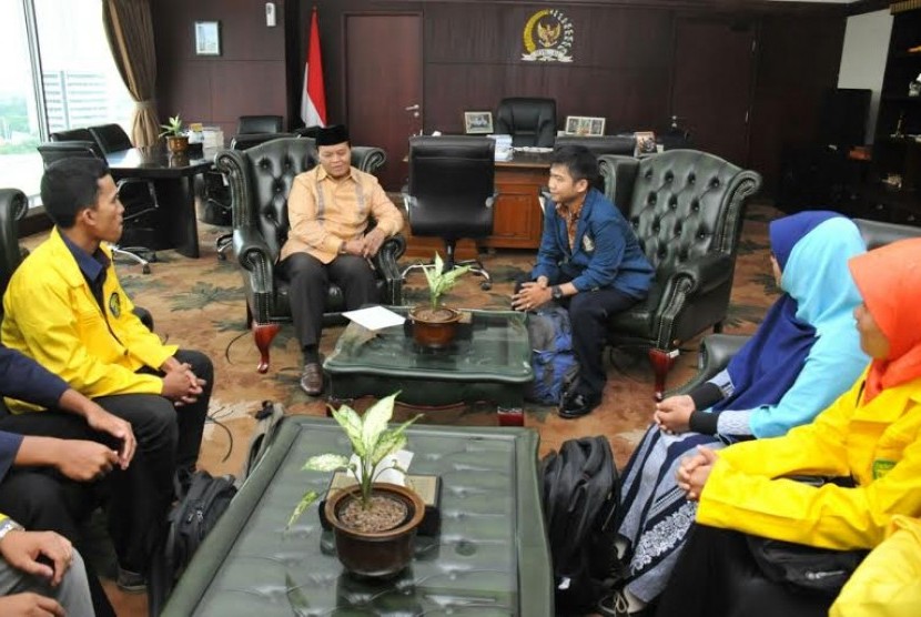 Wakil Ketua MPR Hidayat Nuw Wahid, saat bertemu dengan perwakilan dari Sekolah Tinggi Negarawan, di Kompleks Parlemen Senayan, Jakarta, Kamis (12/5).