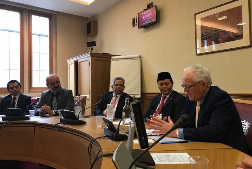 Wakil Ketua MPR Indonesia Hidayat Nur Wahid bertemu dengan Senior Deputy Lord Speaker the House of Lords (Majelis Tinggi) Parlemen Inggris Lord McFall of Alcluith saat berkunjung ke Parlemen Inggris pada Rabu (29/3).