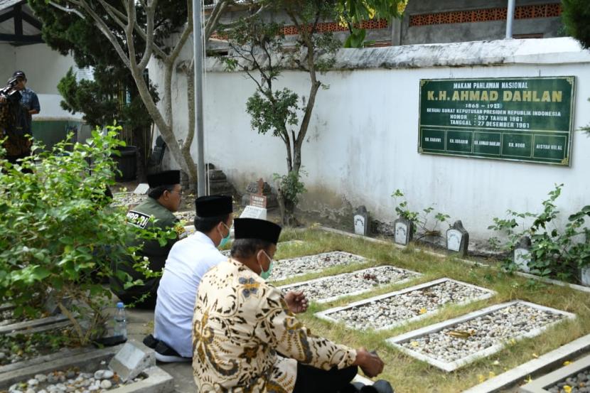 Wakil Ketua MPR Jazilul Fawaid melakukan ziarah ke makam pendiri Muhammadiyah, KH Achmad Dahlan dan pendiri HMI, Lafran Pane yang ada di Karangkajen. Serta makam pendiri Perguruan Taman Siswa, Ki Hadjar Dewantara yang ada di Umbulhardjo.