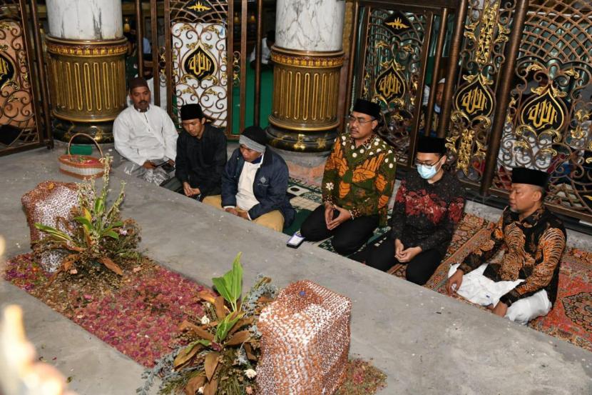 Wakil Ketua MPR Jazilul Fawaid menggunakan libur Tahun Baru Islam, 1 Muharam 1442 Hijrah, untuk ziarah kubur dan napak tilas ke makam para penyebar agama Islam di Pulau Madura.