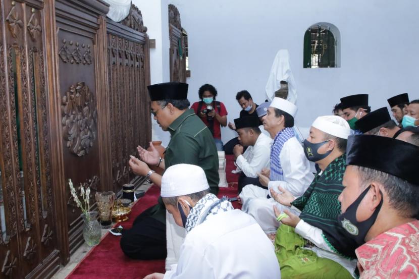  Wakil Ketua MPR Jazilul Fawaid menyempatkan ziarah ke makam Sultan Maulana Hasanudin dalam kunjungannya ke Kota Pandeglang dalam rangka Sosialisasi Empat Pilar MPR.