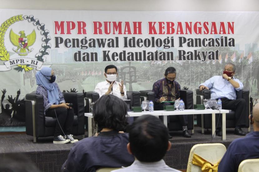 Wakil Ketua MPR Lestari Moerdijat mengatakan masyarakat Indonesia menyadari bahwa menghadapi situasi sulit di masa pandemi Covid-19, seluruh elemen bangsa harus bersatu.