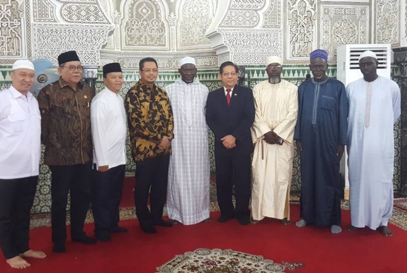 Wakil Ketua MPR Mahyudin beserta delegasi Indonesia bertemu dengan Imam Besar Masjid Agung Dakar, Alioune Samba dalam lawatannya ke Senegal.
