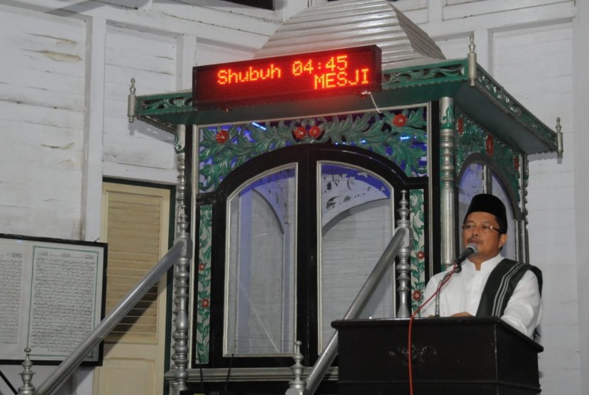 Wakil Ketua MPR Mahyudin di Masjid Jami Amir Hasanoedin, Tenggarong, Kutai Kartanegara, Kalimantan Timur, Senin (4/6). 