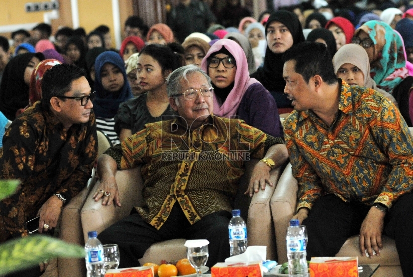  Wakil Ketua MPR Mahyudin saat menyampaikan sosialisasi empat pilar   di Universitas Islam As-Syafi'iyah, Bekasi, Senin (21/9). (Republika/Rakhmawaty La’lang)