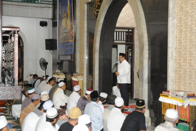 Wakil Ketua MPR Mahyudin memberikan tausiyah shalat tarawih di Masjid Darussalam, Samarinda, Kalimantan Timur.