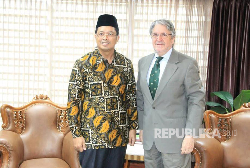 Wakil Ketua MPR Mahyudin menerima kehadiran Duta Besar Chili untuk Indonesia, Gonzalo Mendoza, di Lt.9, Gedung Nusantara III, Komplek Gedung MPR/DPR/DPD, Jakarta, (16/6).