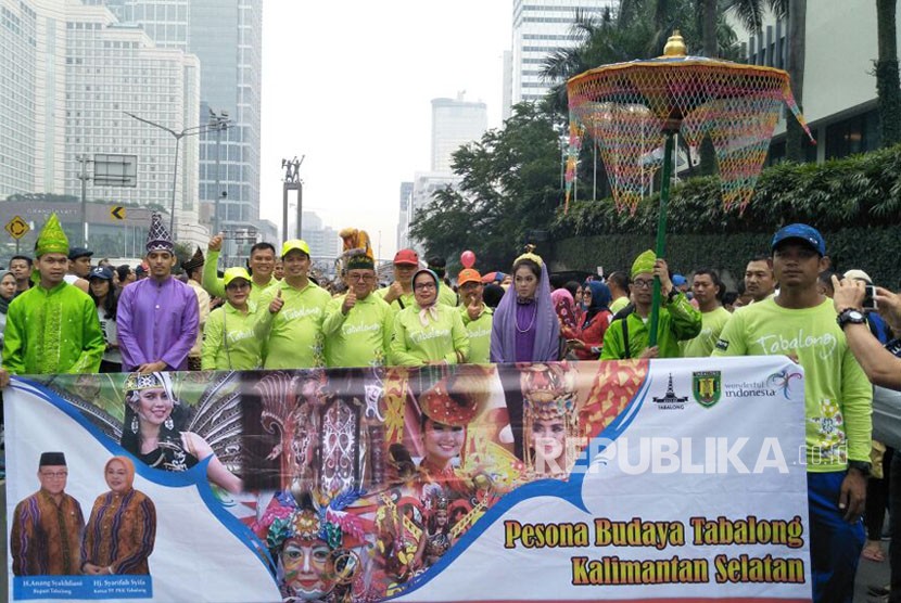 Wakil Ketua MPR Mahyudin menghadiri acara Kerukunan Keluarga Murung Pudak Tanjung Tabalong (KKMPTT) yang digelar di sepanjang Jalan Thamrin dan Jalan Jenderal Sudirman, Jakarta, Ahad (29/10).