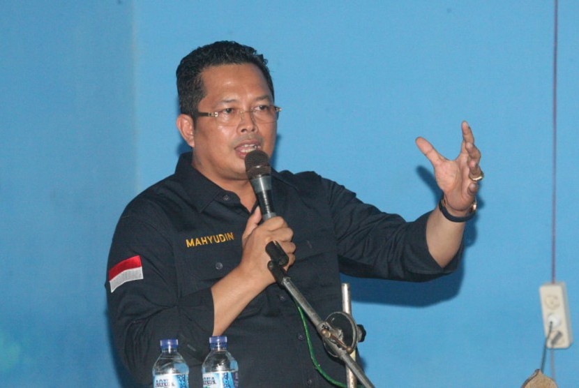 Wakil Ketua MPR Mahyudin  menyampaikan materi sosialisasi 4 pilar MPR RI di Kecamatan Waru, Penajam Paser Utara, Kalimantan Timur, Senin (11/3). 