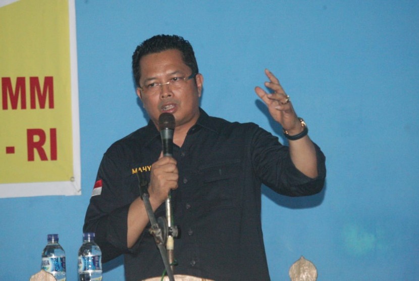 Wakil Ketua MPR Mahyudin  menyampaikan materi sosialisasi 4 pilar MPR RI di Kecamatan Waru, Penajam Paser Utara, Kalimantan Timur, Senin (11/3). 
