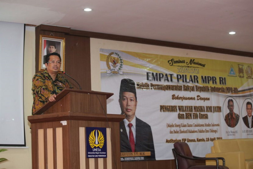 Wakil Ketua MPR Mahyudin menyampaikan Sosialisasi Empat Pilar di Unesa, Surabaya.