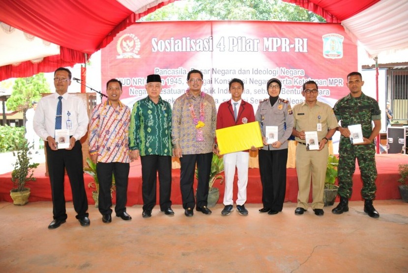Wakil Ketua MPR, Mahyudin, menyampaikan sosialisasi Empat Pilar MPR di SMAN 6 Balikpapan, Kalimantan Timur, Senin (21/11).