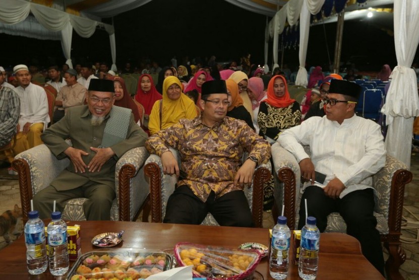Wakil Ketua MPR Mahyudin (tengah).