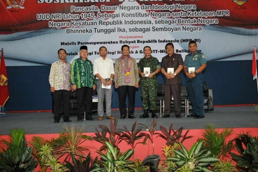 Wakil Ketua MPR Mahyudin (tengah) saat melakukan roadshow sosialisasi empat pilar MPR RI di STT Migas Balikpapan