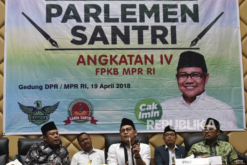 Ketua Fraksi PKB MPR Jazilul Fawaid (kanan) beraama Wakil Ketua MPR Muhaimin Iskandar (tengah) bersama dan Plt Ketua Fraksi PKB DPR Cucun Ahmad Syamsurijal (kiri).
