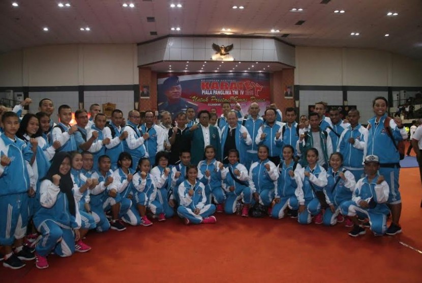 Wakil Ketua MPR Oesman Sapta bersama Panglima TNI Jenderal Gatot Nurmantyo menyaksikan final Kejurnas Karate Piala Panglima TNI IV 2016. 