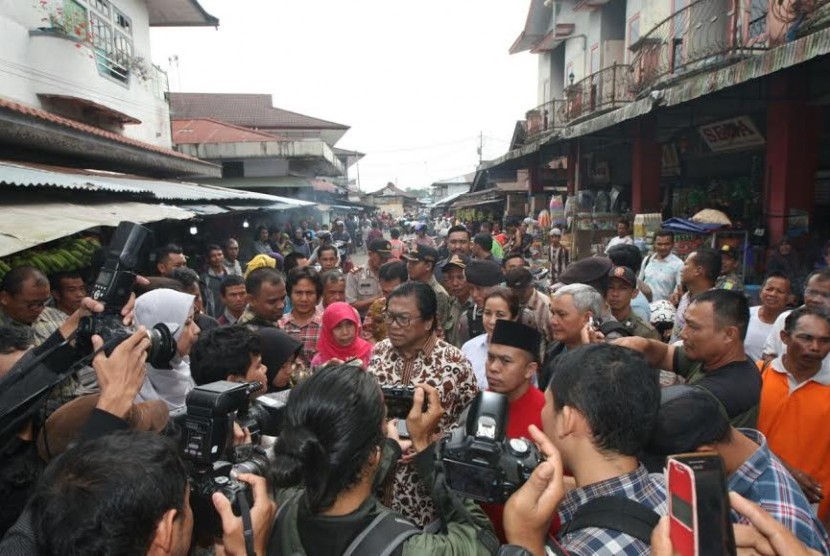 Wakil Ketua MPR Oesman Sapta blusukan ke pasar Sambas.