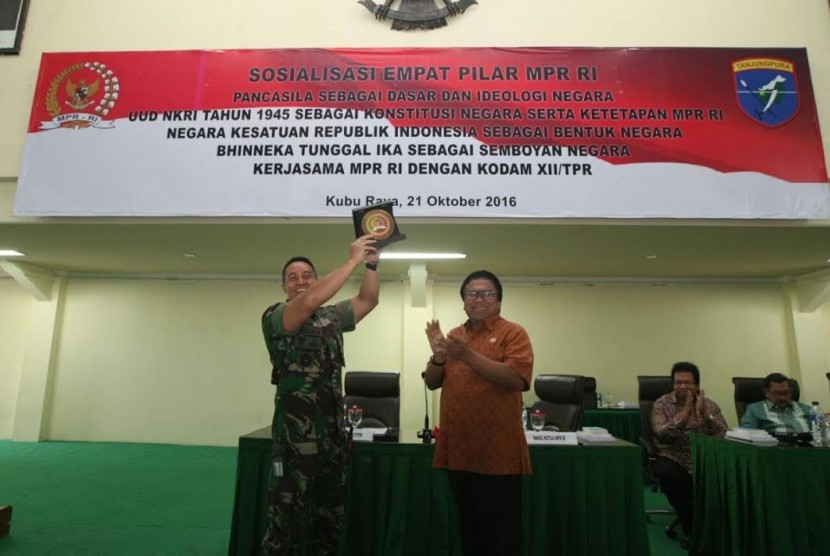 Wakil Ketua MPR Oesman Sapta melakukan sosialisasi empat pilar di Kodam XII Tanjungpura, Pontianak, Kalimantan Barat, Jumat (21/10). 