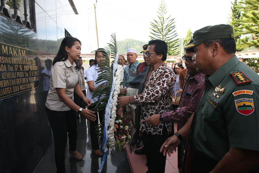 Wakil Ketua MPR Oesman Sapta melakukan tabur bunga dan mengunjungi TB Silalahi Center sebelum membuka sosialisasi Empat Pilar MPR di Parapat, Balige, Sumatera Utara, Sabtu (28/5). (foto : dok. MPR RI)