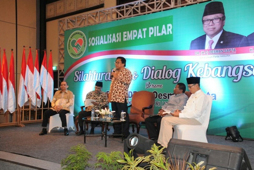 Wakil Ketua MPR Oesman Sapta memberikan Sosialisasi Empat Pilar MPR, di Surabaya, Jawa Timur Ahad (30/7).