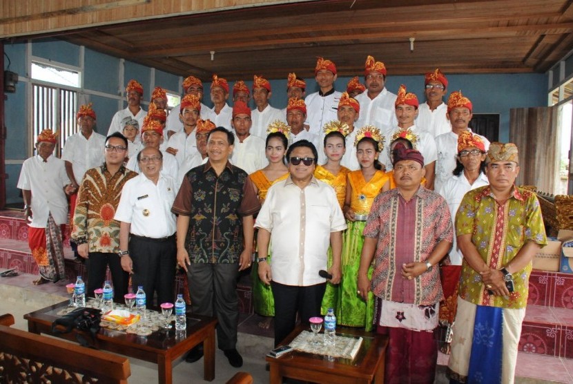 Wakil Ketua MPR Oesman Sapta mengunjungi desa Sedahan Jaya, desa yang penduduknya berasal dari Bali. 