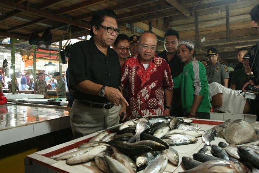 Wakil Ketua MPR Oesman Sapta mengunjungi pasar Flamboyan di Pontianak.