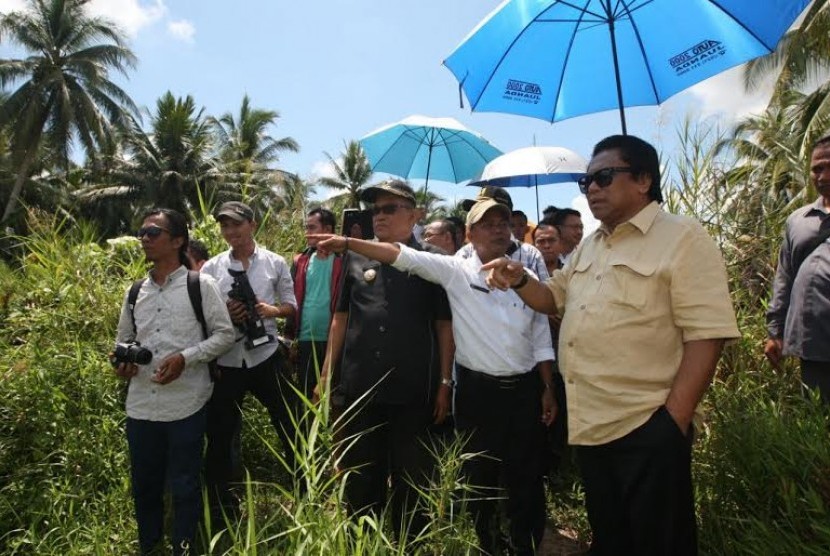 Wakil Ketua MPR Oesman Sapta meninjau pembangunan jembatan Kapuas 3.
