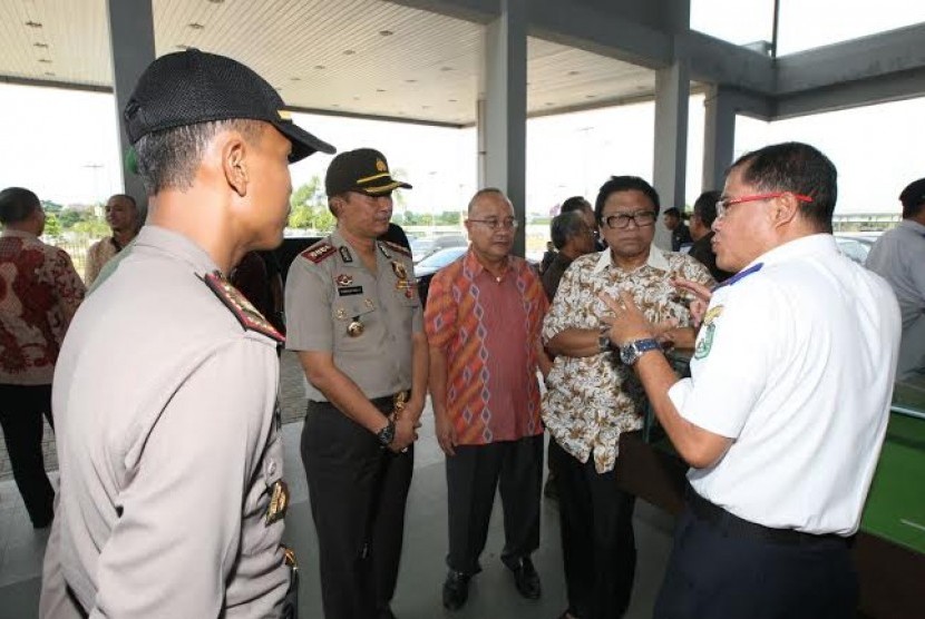 Wakil Ketua MPR Oesman Sapta meninjau terminal antarnegara, Selasa (14/7)