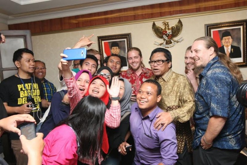 Wakil Ketua MPR Oesman Sapta berfoto bersama grup musik Debu.