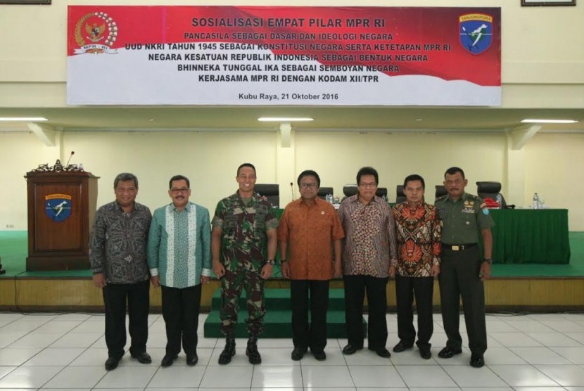  Wakil Ketua MPR Oesman Sapta Odang melakukan sosialisasi empat pilar di Kodam XII Tanjungpura, Pontianak, Kalimantan Barat, Jumat (21/10).