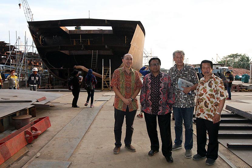 Wakil Ketua MPR Oesman Sapta (Oso) meninjau galangan kapal di Kabupaten Mempawah, Kalimantan Barat, Jumat (8/4).   (foto: dok. MPR RI)
